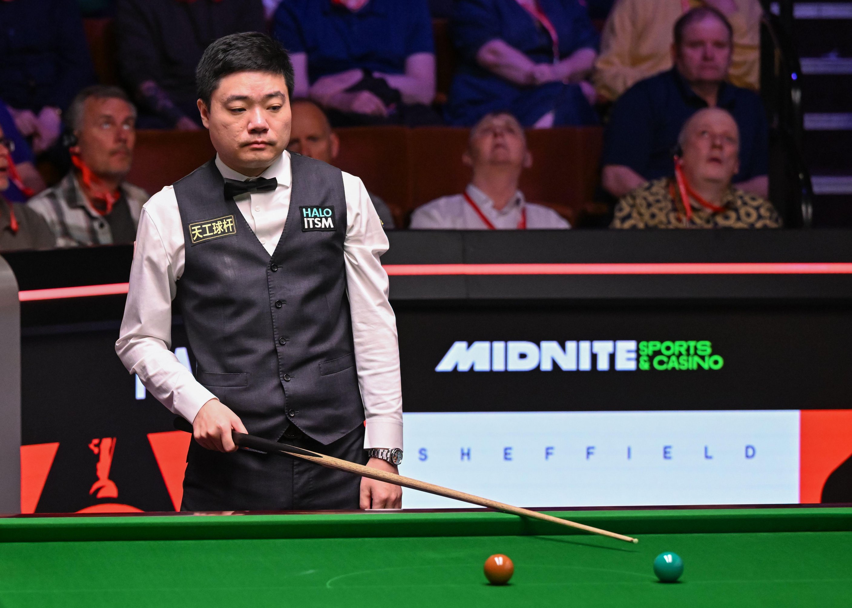 Ding Junhui at a snooker table during play.