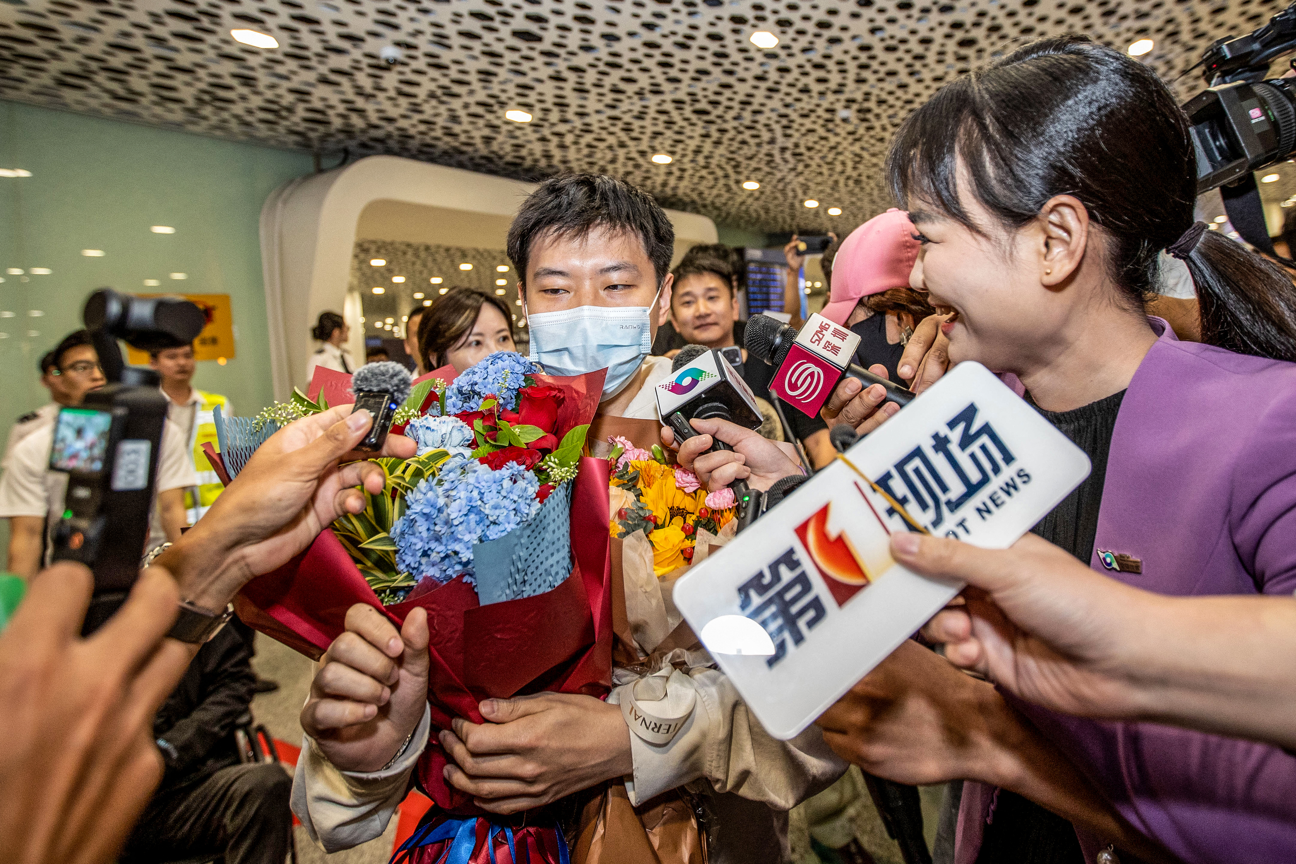 Zhao Xintong receiving flowers at the airport after winning the World Snooker Championship.
